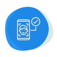 O funcionário registra o ponto no app ou no relógio
