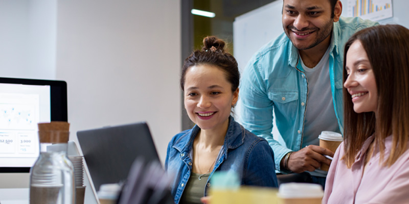 Os colaboradores passam a ter clareza sobre sua jornada de trabalho, o que melhora a comunicação e reduz conflitos.