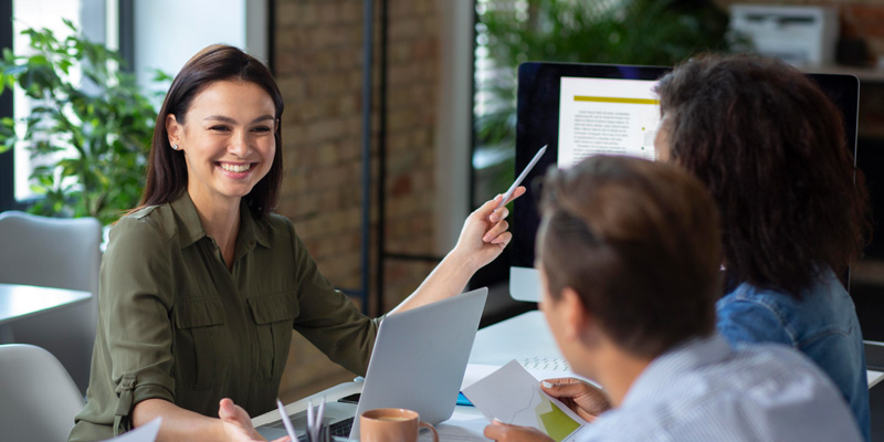 O RH deixa de ser operacional e passa a ser estratégico, com mais tempo para focar em pessoas e menos em tarefas manuais.